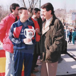 Entrega de trofeo al ganador senior masculino de la 14ª edición de la Carrera Popular Villa de Aranjuez