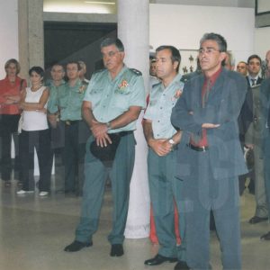 Guardias Civiles y otras personas en la inauguración de la Exposición itinerante de la Guardia Civil en Aranjuez