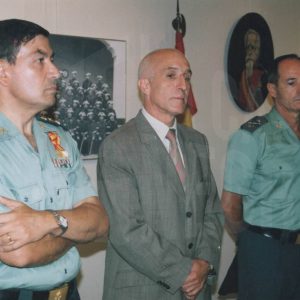 El alcalde de Aranjuez, Jesús Dionisio, el director de la Academia de oficiales y el anterior director en la inauguración de la Exposición itinerante de la Guardia Civil