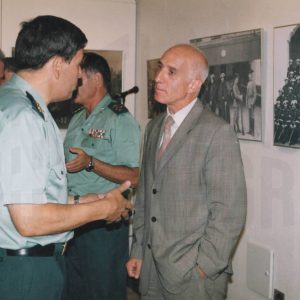 El alcalde de Aranjuez, Jesús Dionisio, conversa con el director de la Academia de oficiales en la inauguración de la Exposición itinerante de la Guardia Civil