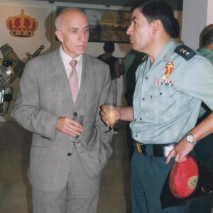 El alcalde de Aranjuez, Jesús Dionisio, conversa con el director de la Academia de oficiales en la inauguración de la Exposición itinerante de la Guardia Civil