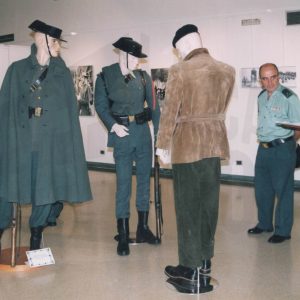 Maniquís con diversos uniformes de la Guardia civil en la exposición itinerante de la Guardia Civil en Aranjuez