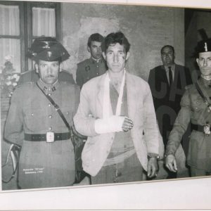 Fotografía enmarcada de la detención de «El Lute» por parte de la Guardia Civil en la exposición itinerante de la Guardia Civil en Aranjuez