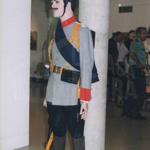 Un maniquí con uniforme  de la Guardia civil en un dormitorio de la exposición itinerante de la Guardia Civil en Aranjuez