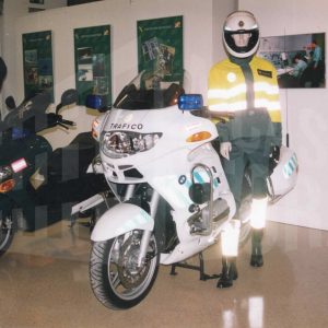 Dos maniquís con uniformes de la Guardia civil y varias motos en la exposición itinerante de la Guardia Civil en Aranjuez