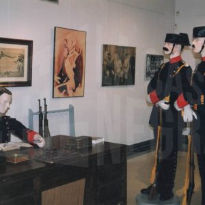 Tres maniquís con uniforme de la Guardia civil en una escena de despacho en la exposición iinerante de la Guardia Civil en Aranjuez