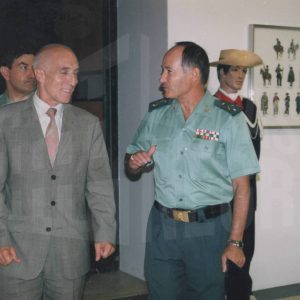 El alcalde de Aranjuez, Jesús Dionisio, conversa con el ex-director de la Academia de oficiales en la inauguración de la Exposición itinerante de la Guardia Civil