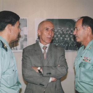 El alcalde de Aranjuez, Jesús Dionisio, conversa con el director y el  ex-director de la Academia de oficiales en la inauguración de la Exposición itinerante de la Guardia Civil