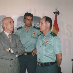 El alcalde de Aranjuez, Jesús Dionisio, conversa con el ex-director de la Academia de oficiales en la inauguración de la Exposición itinerante de la Guardia Civil