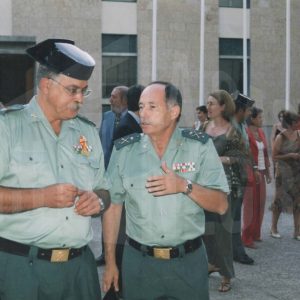 El ex-director de la Academia de oficiales conversa con otro oficial a la salida de la inauguración de la Exposición itinerante de la Guardia Cvivil.