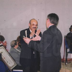 Saludo entre Florencio Hernández y José Luis Lindo, Cronistas Oficiales del Real Sitio y Villa de Aranjuez, en el acto de entrega de sus nombramientos