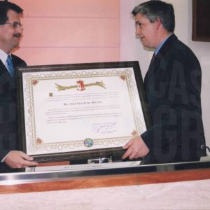 El alcalde de Aranjuez, José Mª Cepeda, entrega el título de Cronista Oficial a José Luis Lindo