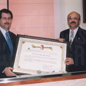 El alcalde de Aranjuez, José Mª Cepeda, entrega el título de Cronista Oficial a Florencio Hernández