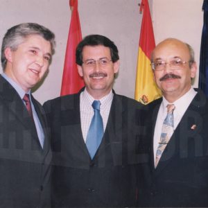 El Alcalde de Aranjuez, José Mª Cepeda, con  Florencio Hernández y José Luis Lindo en el acto de entrega de sus nombramientos como Cronistas Oficiales de Aranjuez