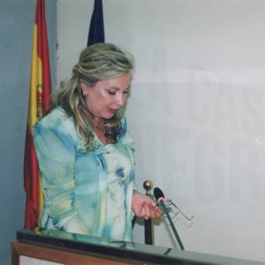 Mª Teresa Suárez, del Partido Popular, jura o promete su cargo como concejal del Ayuntamiento de Aranjuez en el acto de constitución de la nueva Corporación Municipal tras las elecciones de mayo de 2003