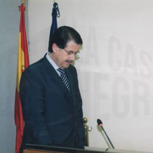 José Mª Cepeda, del Partido Popular, jura o promete su cargo como concejal del Ayuntamiento de Aranjuez en el acto de constitución de la nueva Corporación Municipal tras las elecciones de mayo de 2003
