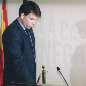 Óscar Díaz, del Partido Socialista Obrero Español, jura o promete su cargo como concejal del Ayuntamiento de Aranjuez en el acto de constitución de la nueva Corporación Municipal tras las elecciones de mayo de 2003