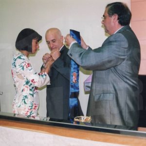 Imposición de la insignia y la banda como Alcalde de Aranjuez a Jesús Dionisio por parte de los concejales de la mesa de edad  en el acto de constitución de la nueva Corporación Municipal tras las elecciones de mayo de 2003