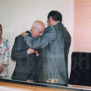 El Presidente de la mesa de edad, Eduardo García, le impone la banda a Jesús Dionisio tras ser elegido Alcalde de Aranjuez