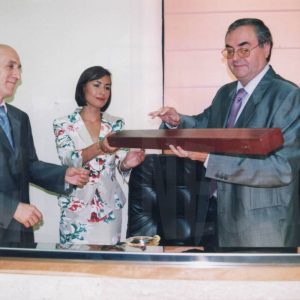 Los miembros de la mesa de edad, Eduardo García y Olga Ríncón, hacen entrega del bastón de mando a Jesús Dionisio tras ser elegido Alcalde de Aranjuez