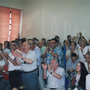El publico presente en el salón de plenos aplaude tras la elección de Jesús Dionisio como Alcalde de Aranjuez