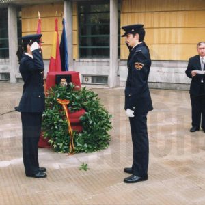 Dos policías se saludan tras depositar una corona de laurel durante los actos de la Fiesta de la Policía Nacional y la celebración de sus 25 años en Aranjuez