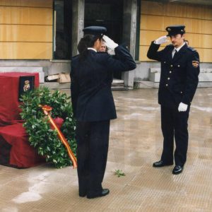 Dos policías se saludan tras depositar una corona de laurel durante los actos de la Fiesta de la Policía Nacional y la celebración de sus 25 años en Aranjuez