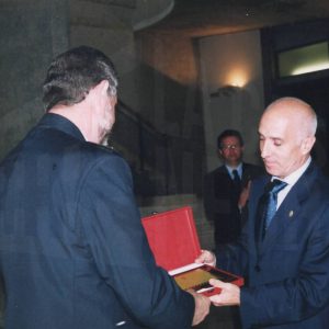 El Alcalde de Aranjuez, Jesús Dionisio, entrega una placa al comisario Julio Laguna durante los actos de la Fiesta de la Policía Nacional y celebración de sus 25 años en Aranjuez