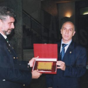 El Alcalde de Aranjuez, Jesús Dionisio, entrega una placa al comisario Julio Laguna durante los actos de la Fiesta de la Policía Nacional y celebración de sus 25 años en Aranjuez