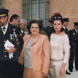 El comisario Julio Laguna con su familia y otras personas en la Avda. de Palacio en los actos con motivo de la Fiesta de la Policía Nacional en Aranjuez