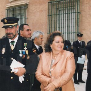 El comisario Julio Laguna con su familia y otras personas en la Avda. de Palacio en los actos con motivo de la Fiesta de la Policía Nacional en Aranjuez