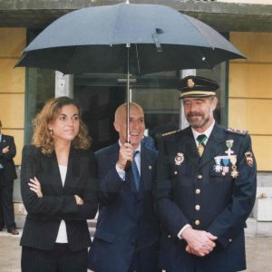 El Alcalde de Aranjuez, Jesús Dionisio, y otras personas durante los actos de la Fiesta de la Policía en Aranjuez