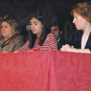 La concejal Cristina Moreno, la Alcaldesa Infantil y la Secretaria General del Ayuntamiento, Adela Marí, durante el Pleno Extraordinario por el 25 aniversario de la Constitución en Aranjuez