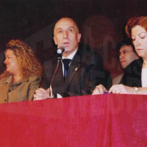 El Alcalde de Aranjuez, Jesús Dionisio, y otras personas  durante el Pleno Extraordinario por el  25 aniversario de la Constitución en Aranjuez