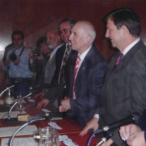El Alcalde de Aranjuez, Jesús Dionisio, y otras personas durante el acto de celebración del 25 aniversario de la Constitución en Aranjuez