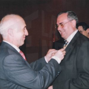 El Alcalde, Jesús Dionisio, coloca una medalla al ex-Alcalde Eduardo García en el acto de celebración del 25 aniversario de la Constitución en Aranjuez