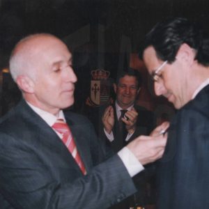 El Alcalde, Jesús Dionisio, coloca una medalla al ex-Alcalde José Mª Cepeda en el acto del 25 aniversario de la Constitución en Aranjuez