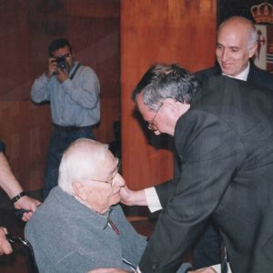 El Alcalde, Jesús Dionisio, y el primer Teniente de Alcalde, Eduardo García, saludan a Cecilio Lázaro durante el acto de celebración del 25 aniversario de la Constitución en Aranjuez