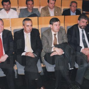 El comisario de la Policía Nacional, Julio Laguna, y otras personas  durante el Pleno Extraordinario por el 25 aniversario de la Constitución en Aranjuez