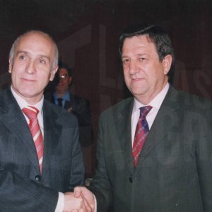 El Alcalde de Aranjuez, Jesús Dionisio, saluda al Presidente de la Mancomunidad de Alcaldes durante el acto de celebración del 25 aniversario de la Constitución en Aranjuez