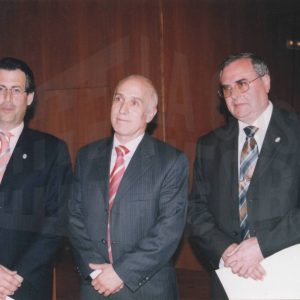 El Alcalde, Jesús Dionisio, junto a los dos exAlcaldes: Eduardo García y José Mª Cepeda durante el acto de celebración del 25 aniversario de la Constitución en Aranjuez