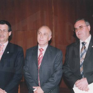 El Alcalde, Jesús Dionisio, junto a los dos exAlcaldes: Eduardo García y José Mª Cepeda durante el acto de celebración del 25 aniversario de la Constitución en Aranjuez