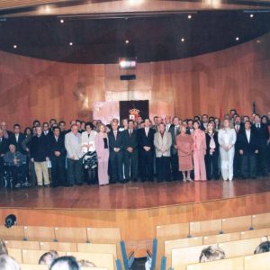 Miembros de todas las Corporaciones Municipales de Aranjuez desde 1979  tras el acto de celebración del 25 aniversario de la Constitución