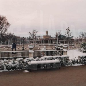 Jardín del Parterre, iglesia  y plaza de San Antonio en Aranjuez tras una nevada