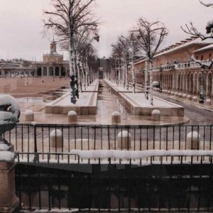Jardín del Parterre, iglesia  y plaza de San Antonio en Aranjuez tras una nevada