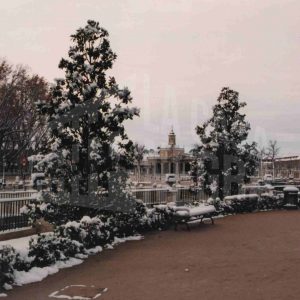Jardín del Parterre, iglesia y plaza de San Antonio en Aranjuez tras una nevada