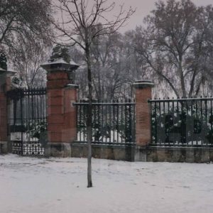 Jardín de la Isla y verja y Puerta de la Huerta del Infante en Aranjuez tras una nevada
