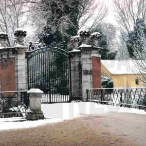 Puerta y el Puente de la Ría o de la Isleta en el Jardín de la Isla en Aranjuez tras una nevada