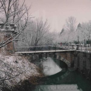 Puerta y el Puente de la Ría o de la Isleta en el Jardín de la Isla en Aranjuez tras una nevada