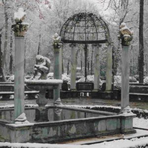 Fuente de las Arpías o del Niño de la Espina y alrededores en el Jardín de la Isla de Aranjuez tras una nevada